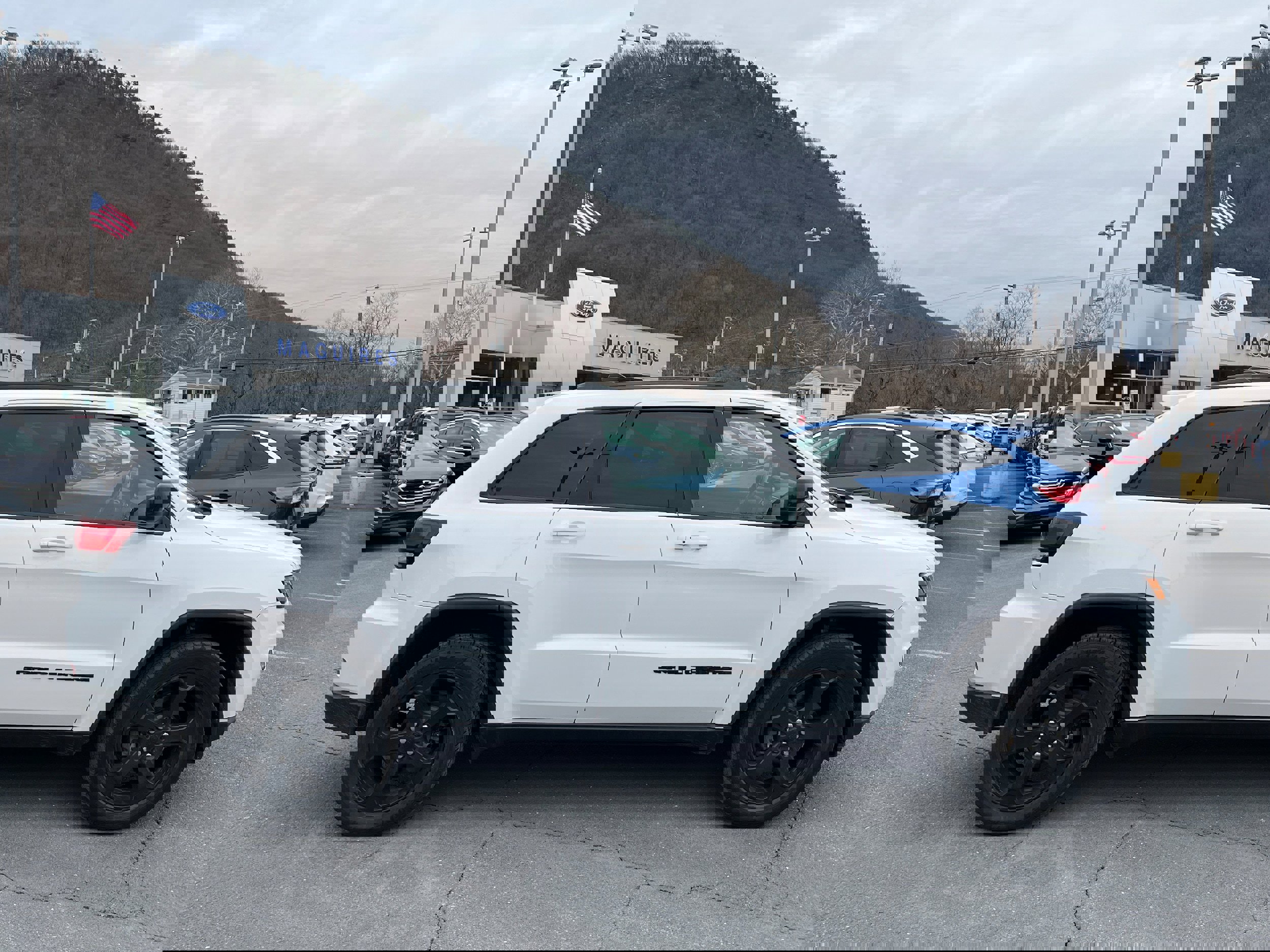 Used 2019 Jeep Grand Cherokee Laredo image 4