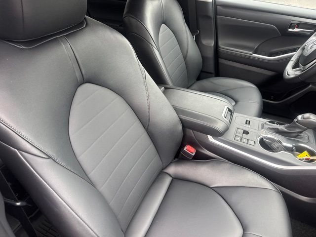 Used 2025 Toyota Highlander XLE FWD image 16