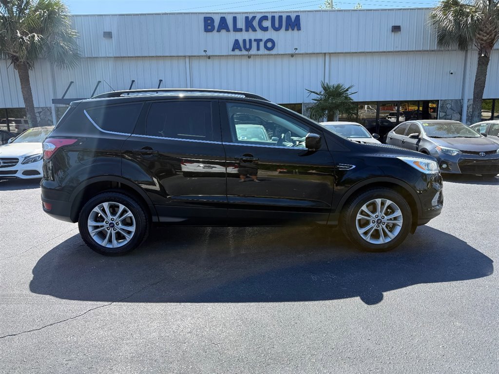 Used 2017 Ford Escape SE w/ Equipment Group 201A image 2
