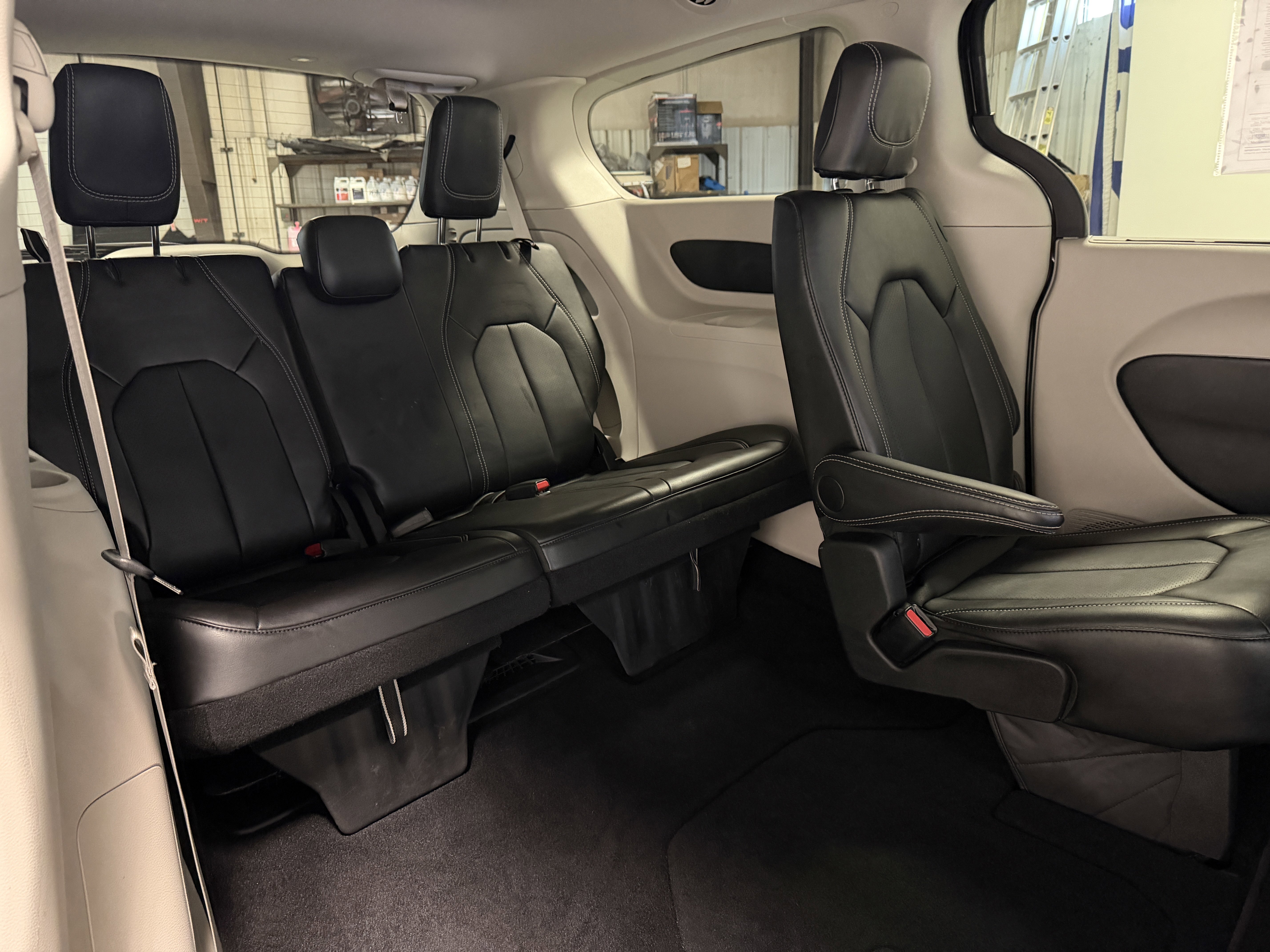 Used 2024 Chrysler Pacifica Touring-L image 24