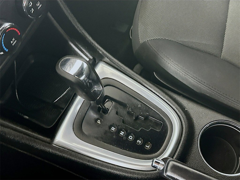 Used 2013 Dodge Avenger SE image 16