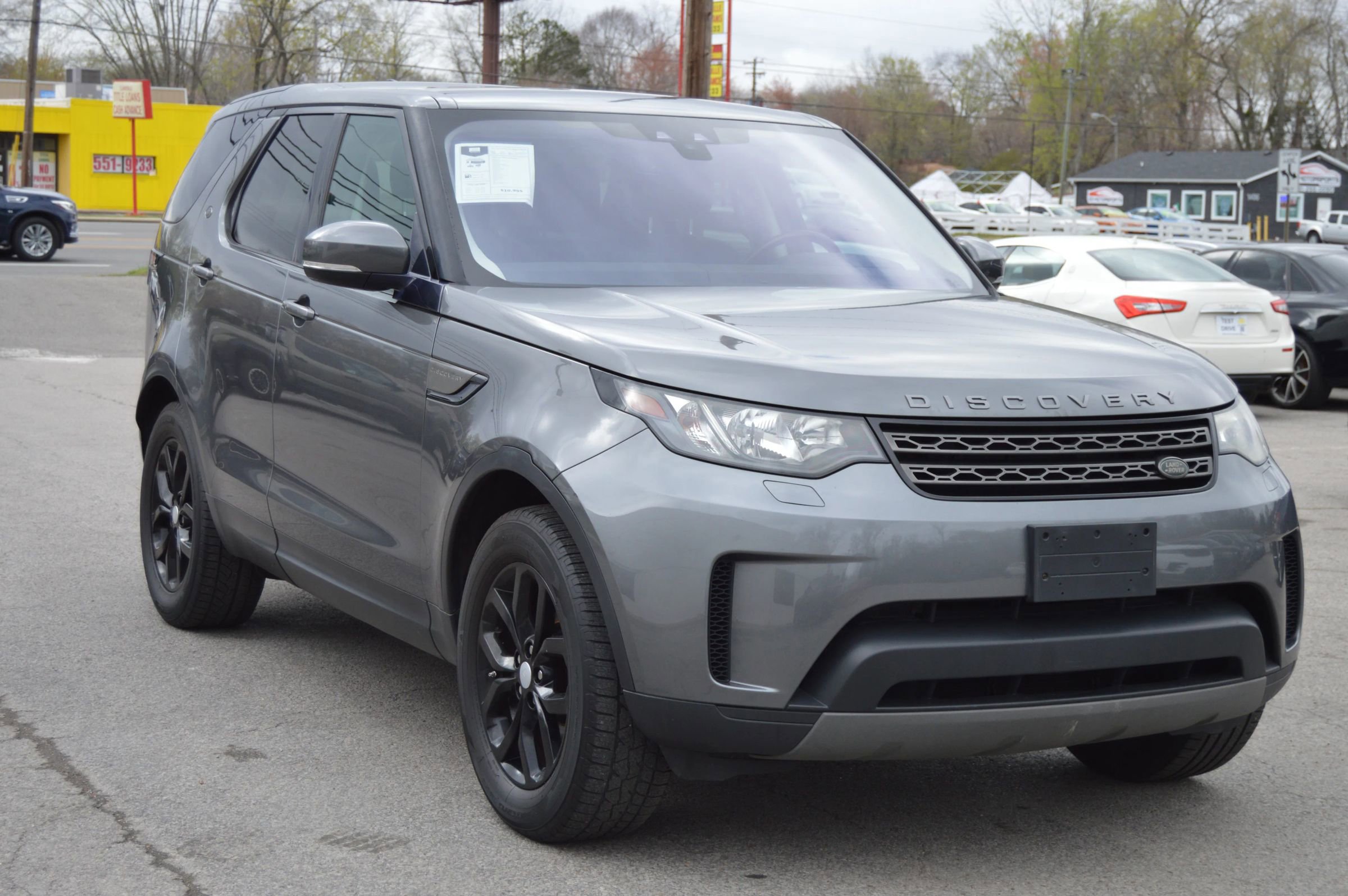 Used 2017 Land Rover Discovery SE image 2