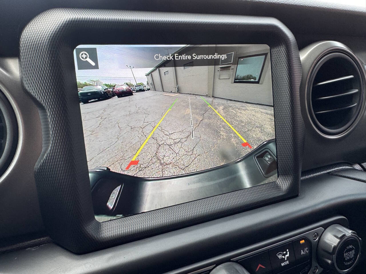 Used 2022 Jeep Gladiator Willys AWD/4WD image 13