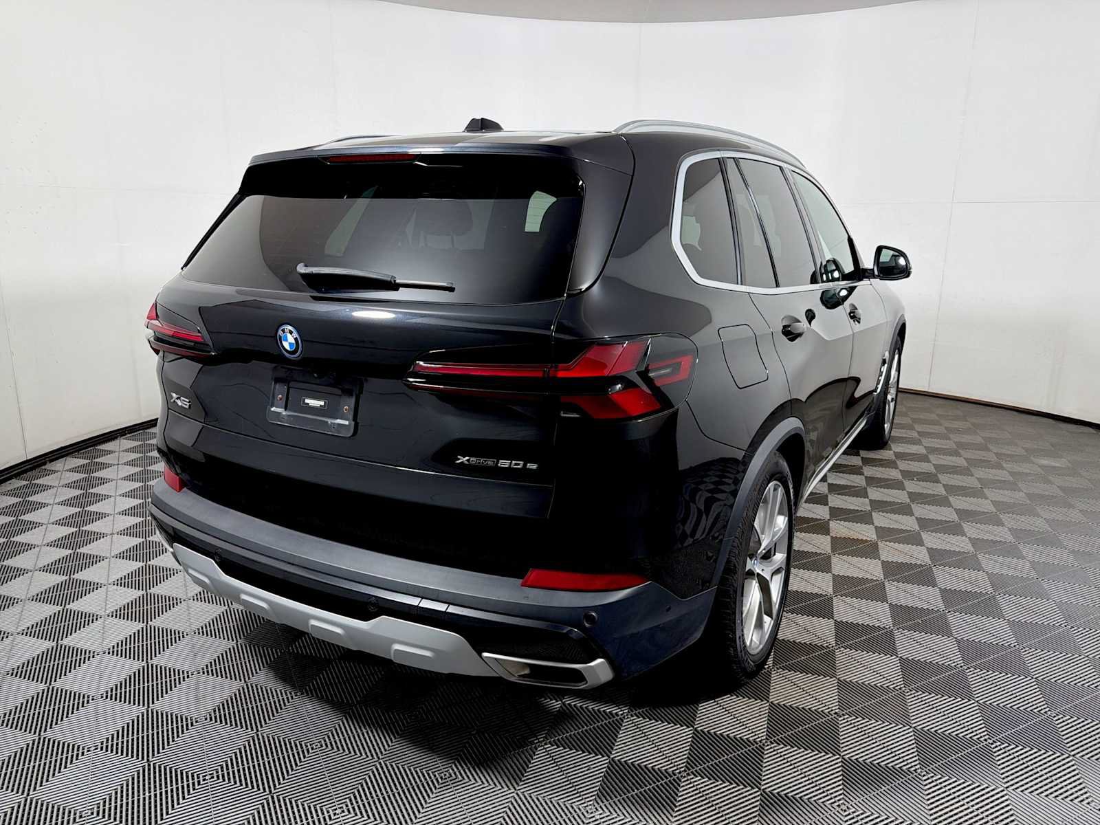 Used 2024 BMW X5 xDrive50e w/ Premium Package AWD/4WD image 6