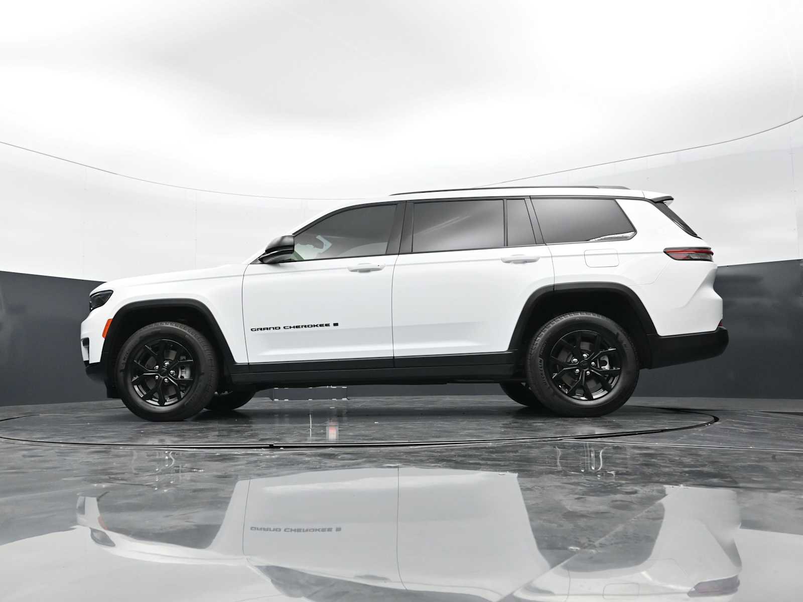 Used 2024 Jeep Grand Cherokee L Laredo RWD image 33