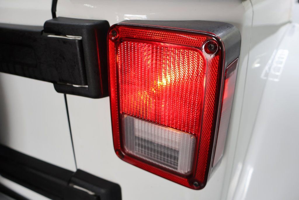 Used 2018 Jeep Wrangler Unlimited Sahara w/ Connectivity Group image 28