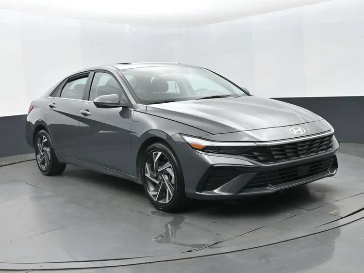 Used 2025 Hyundai Elantra SEL FWD image 2