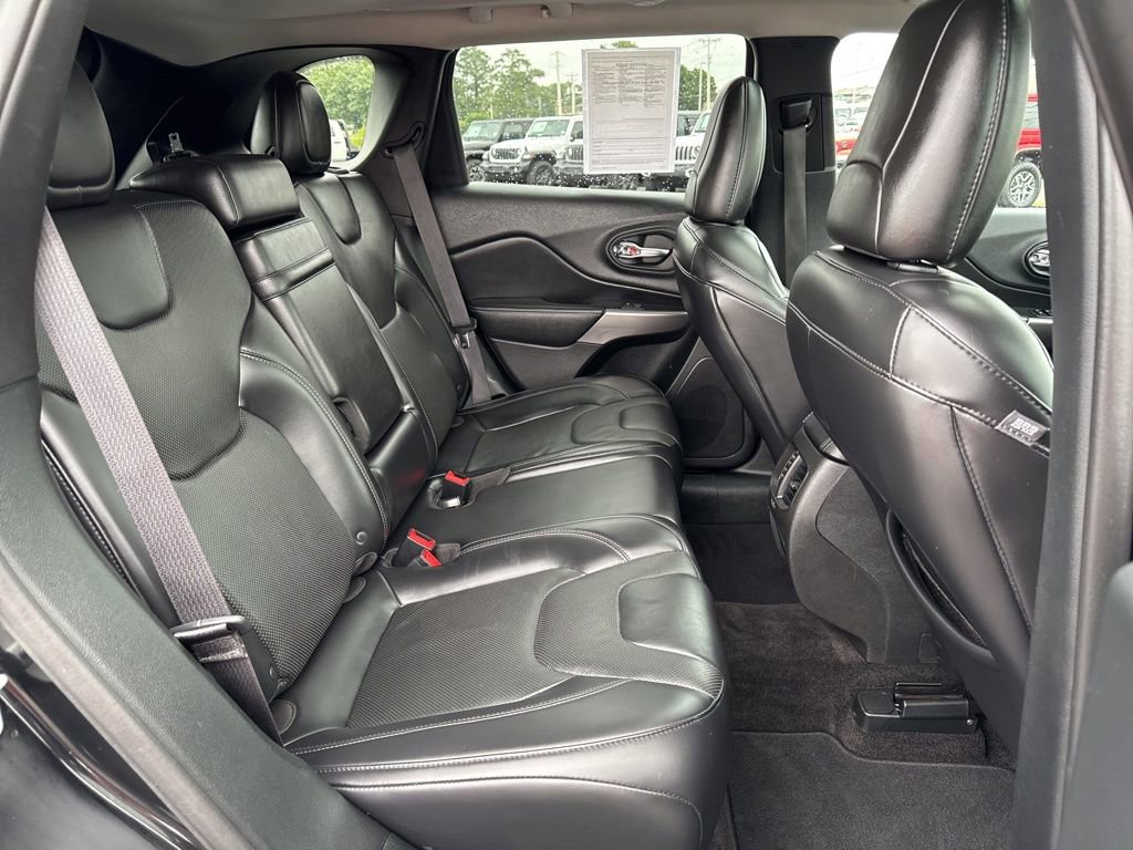 Used 2019 Jeep Cherokee Limited w/ Technology Group AWD/4WD image 17