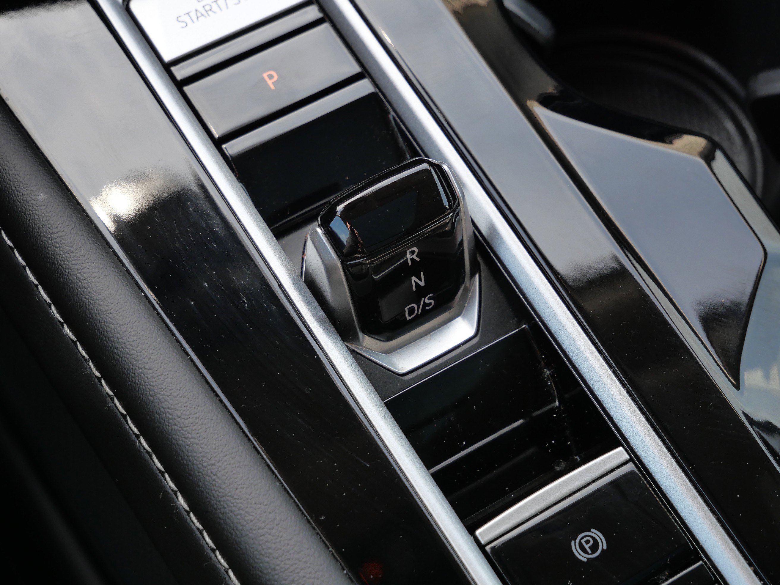 Certified 2024 Volkswagen Atlas SEL Premium R-Line image 26