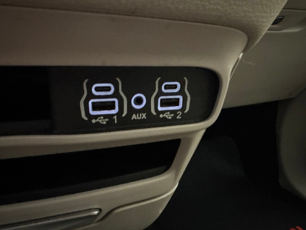 Used 2021 Chrysler Pacifica Touring-L FWD image 38