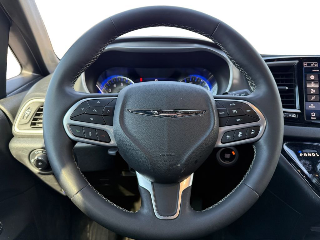Used 2025 Chrysler Pacifica Select image 12