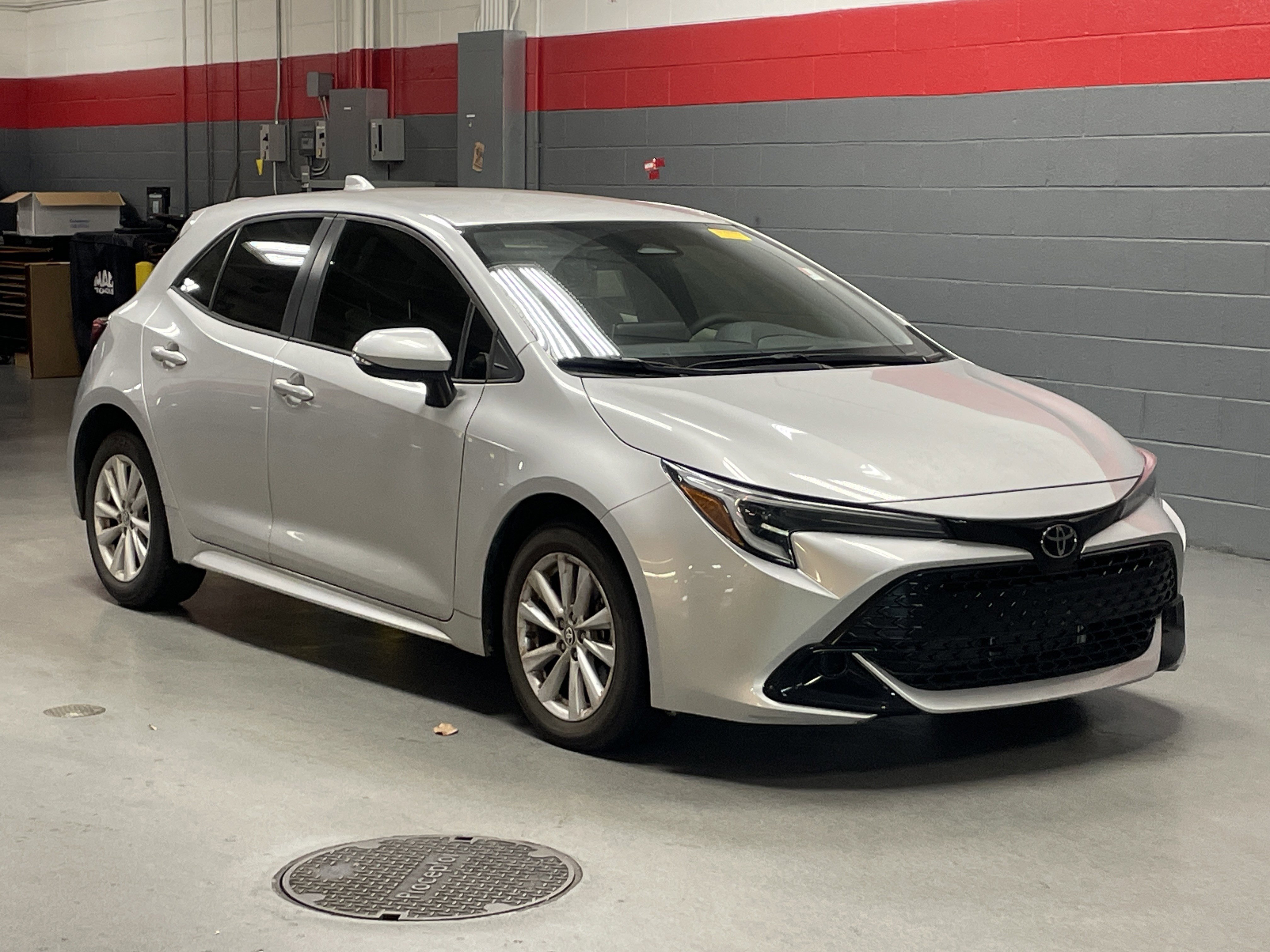 Used 2025 Toyota Corolla SE image 2