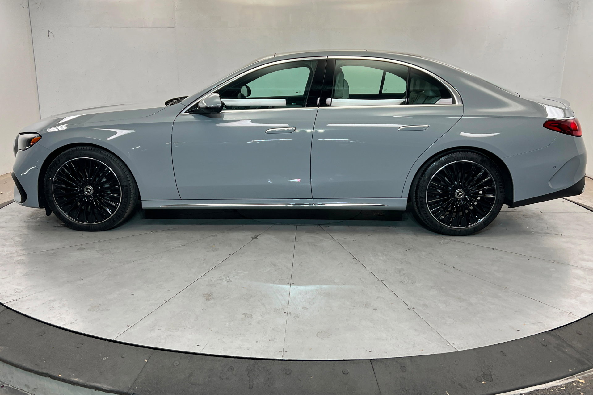 New 2026 Mercedes-Benz E 350 4MATIC Sedan image 2