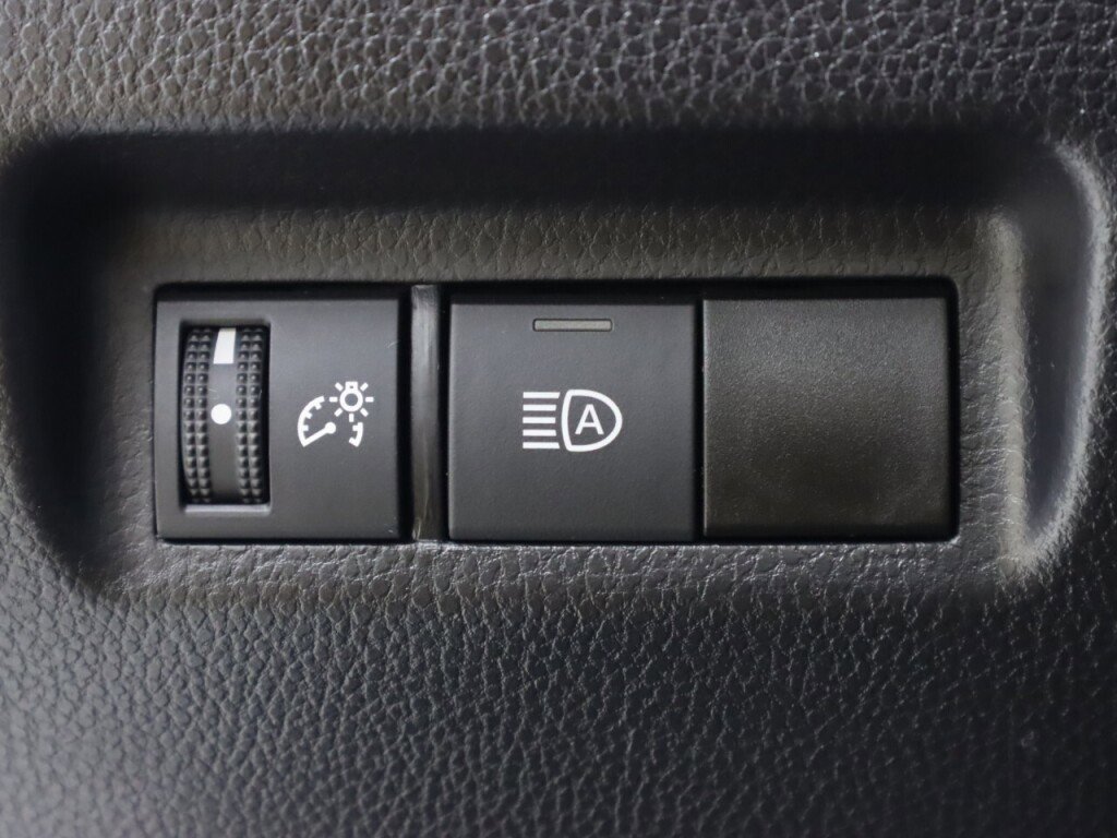 Used 2021 Toyota RAV4 LE image 9