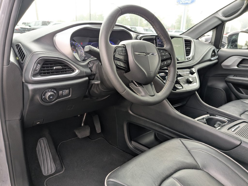 Used 2025 Chrysler Pacifica Limited FWD image 9