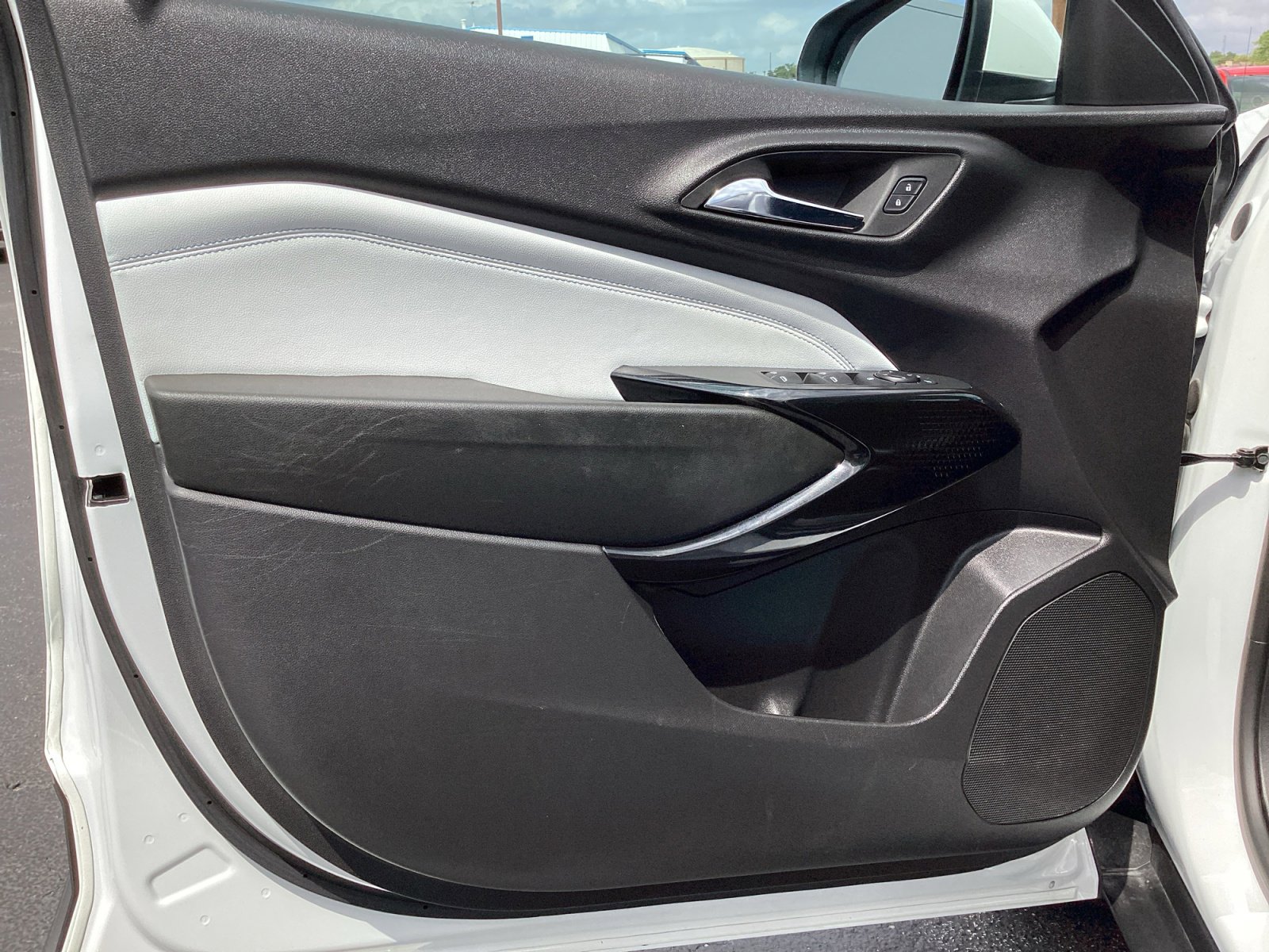 Used 2025 Chevrolet Trax LT FWD image 29