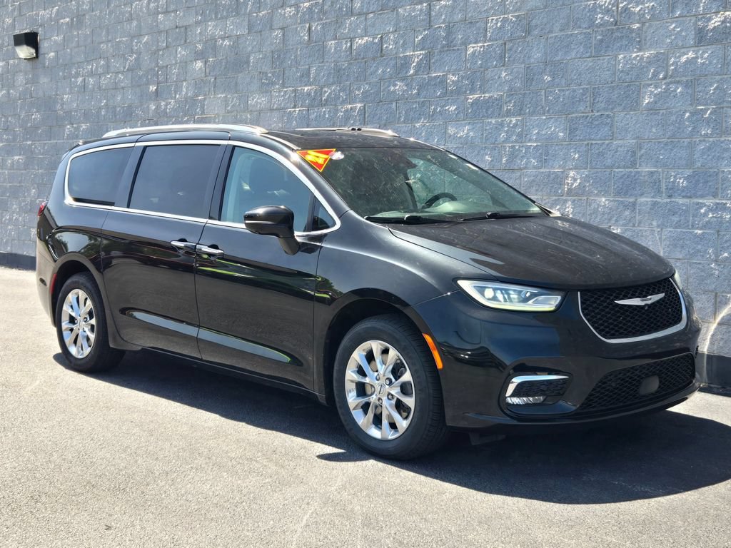 Used 2021 Chrysler Pacifica Touring-L w/ Uconnect Theater Family Group AWD/4WD image 7