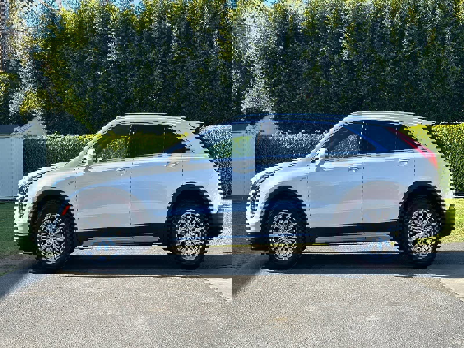 Used 2022 Cadillac XT4 Premium Luxury w/ Safety Alert Package image 2