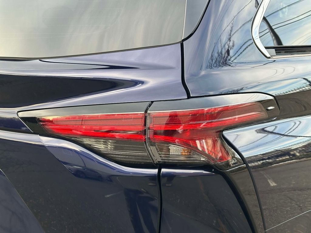 Used 2025 Toyota Sienna Platinum image 11