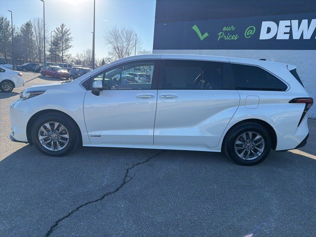 Used 2021 Toyota Sienna XLE image 2