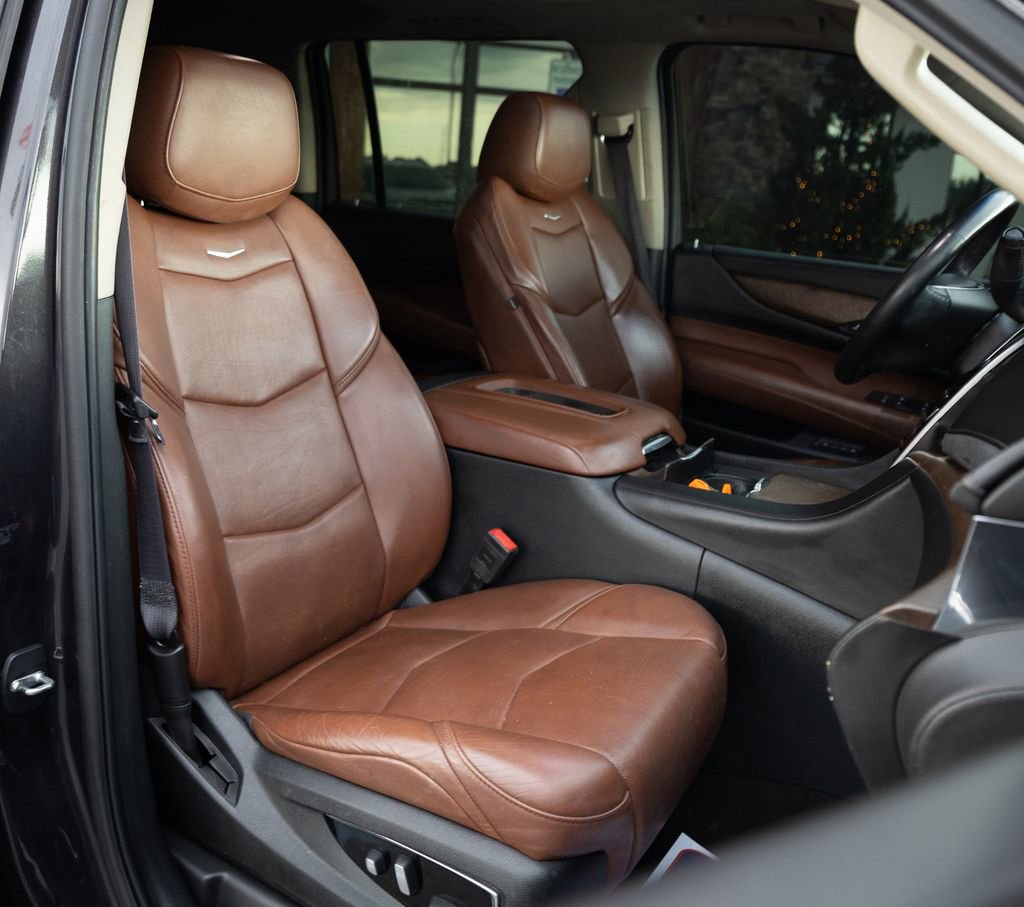 Used 2017 Cadillac Escalade ESV Premium Luxury w/ LPO, Radiant Package AWD/4WD image 28