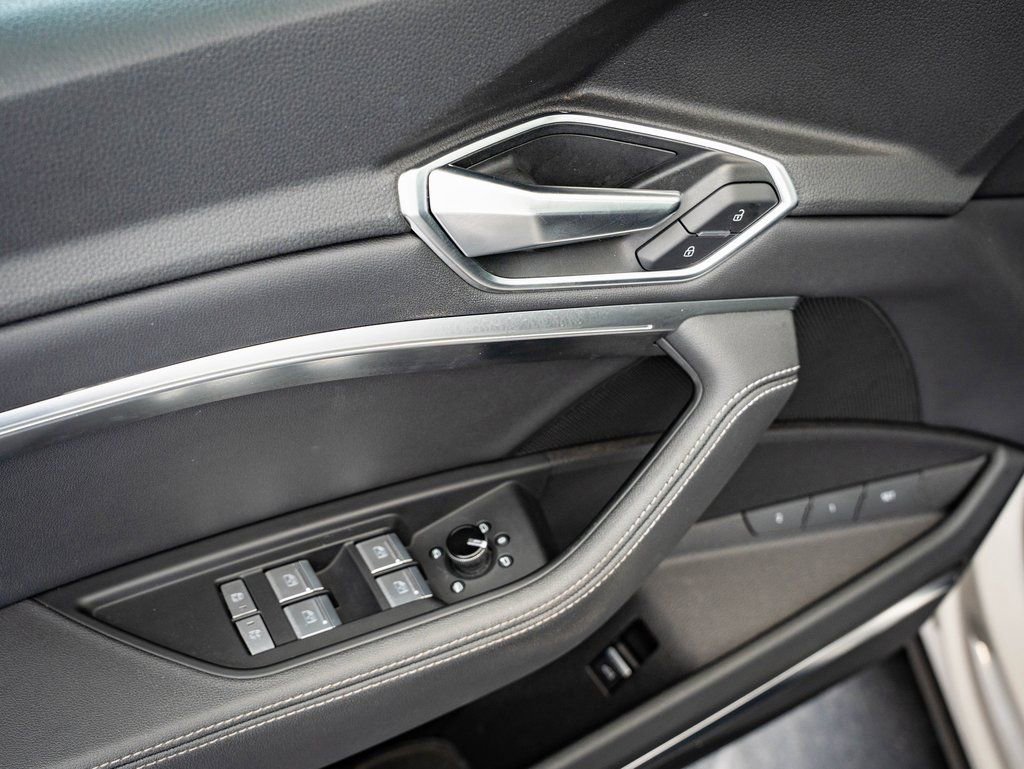 Used 2022 Audi e-tron Premium Plus w/ Premium Plus Package image 23