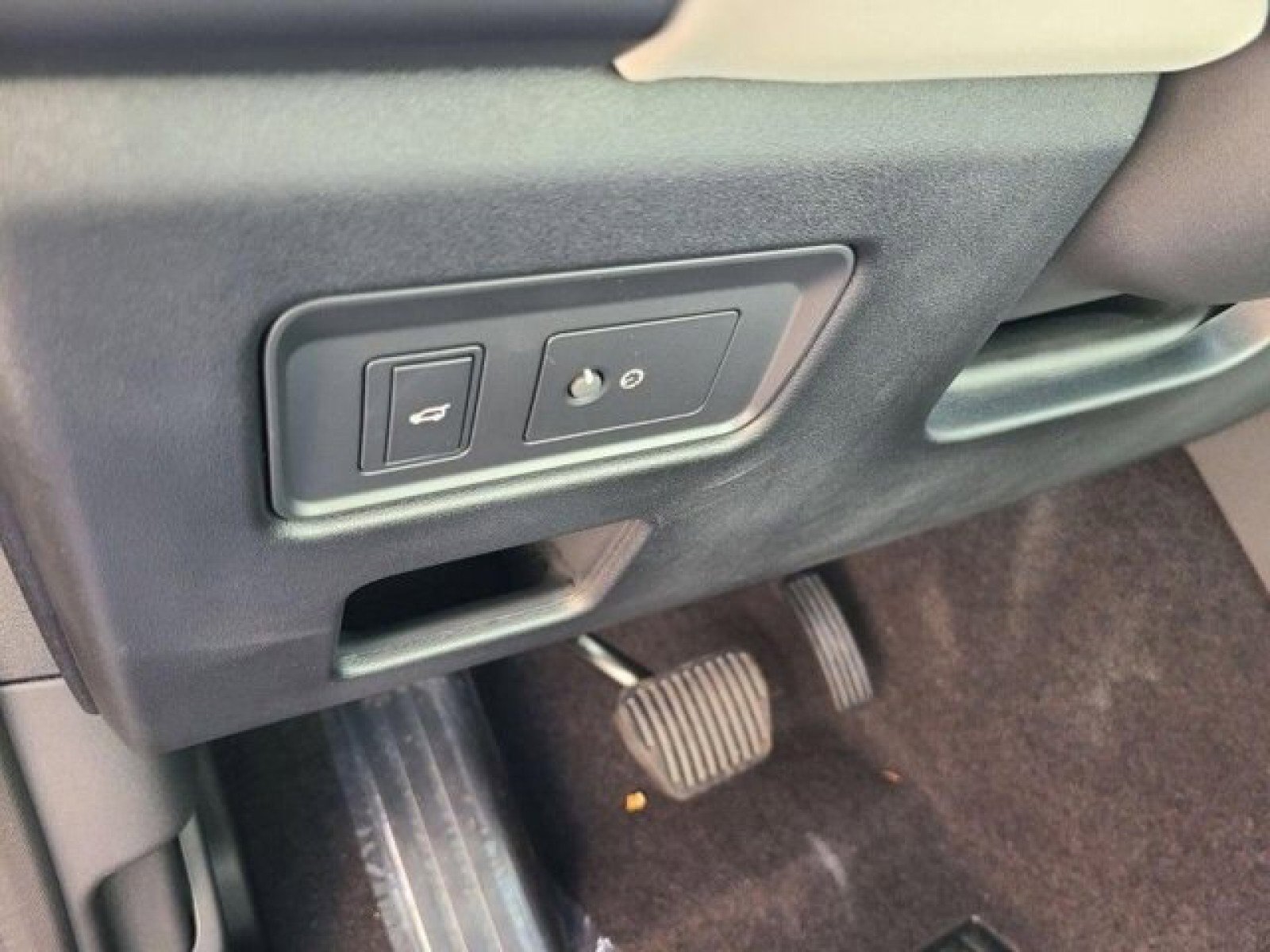 Certified 2024 Land Rover Discovery S image 30