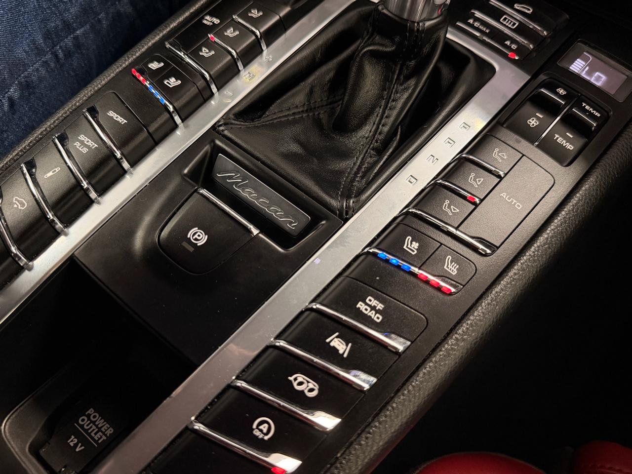 Used 2018 Porsche Macan AWD/4WD image 28