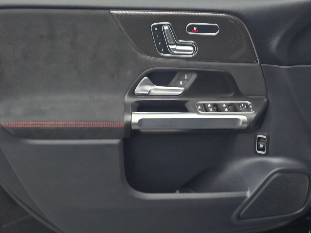 Used 2022 Mercedes-Benz GLB 35 AMG 4MATIC image 38