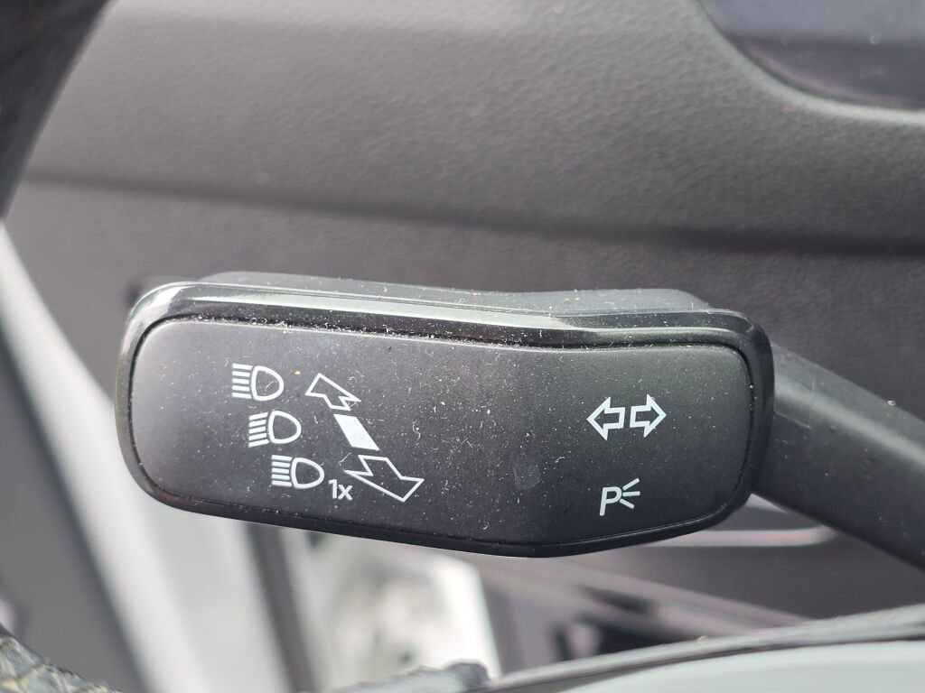 Used 2020 Volkswagen Tiguan SE image 29