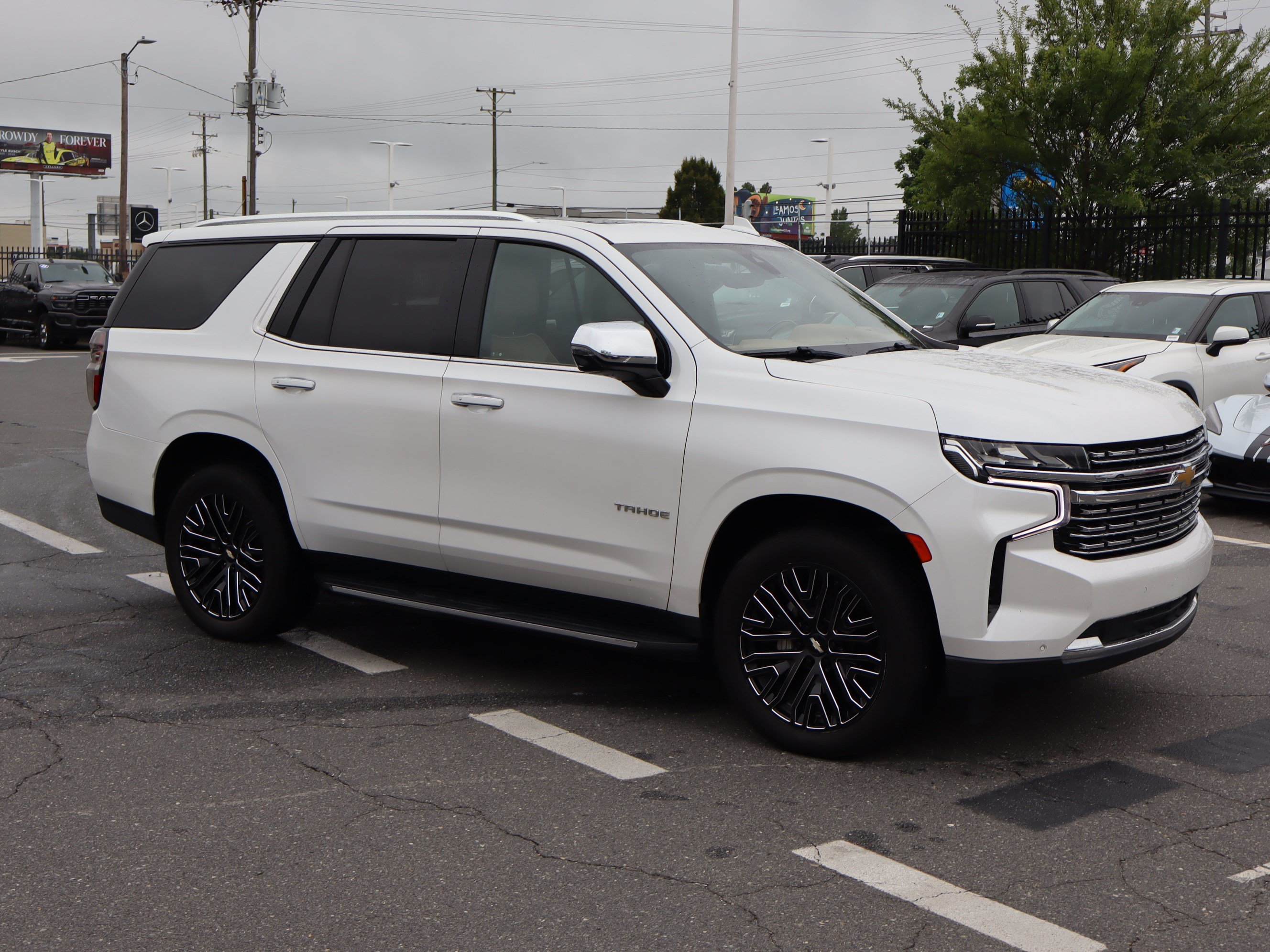 Used 2021 Chevrolet Tahoe Premier w/ Premium Package RWD image 2