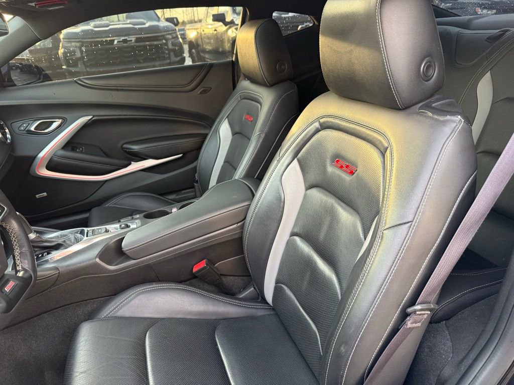 Used 2016 Chevrolet Camaro SS RWD image 21