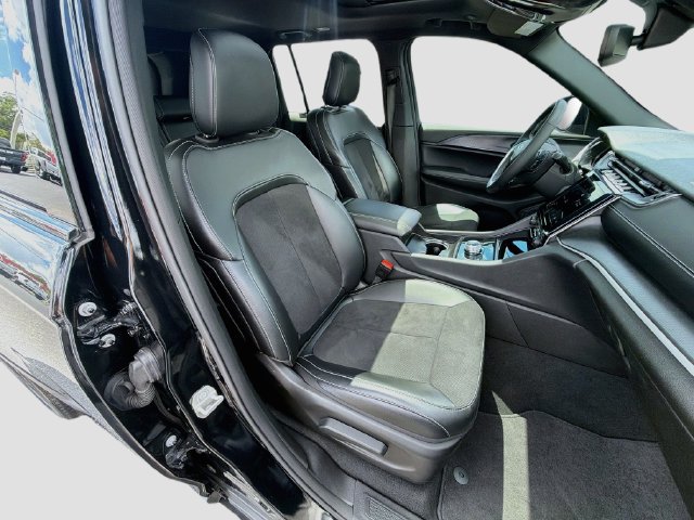 Used 2024 Jeep Grand Cherokee Altitude RWD image 30