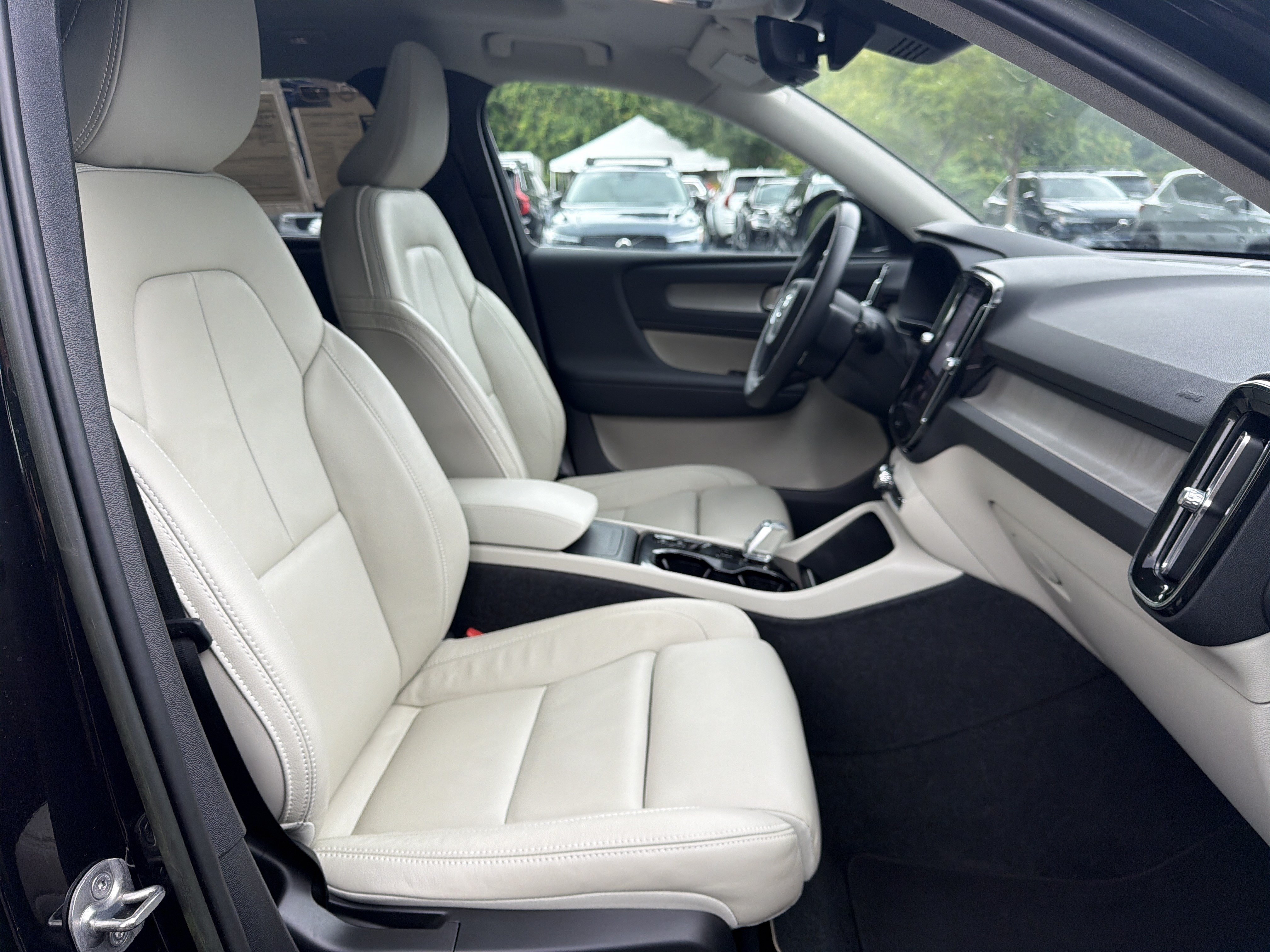 Certified 2023 Volvo XC40 B5 Plus AWD/4WD image 35