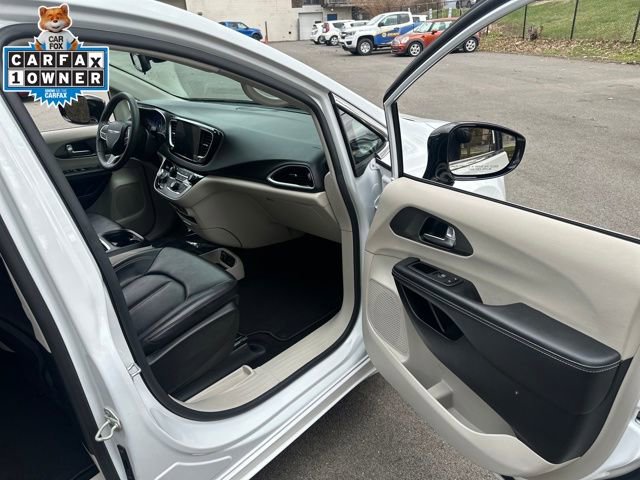 Used 2024 Chrysler Pacifica Touring-L image 12