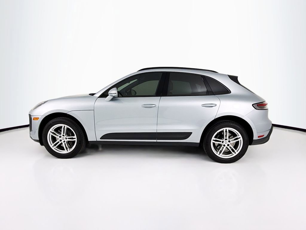 Certified 2025 Porsche Macan image 2