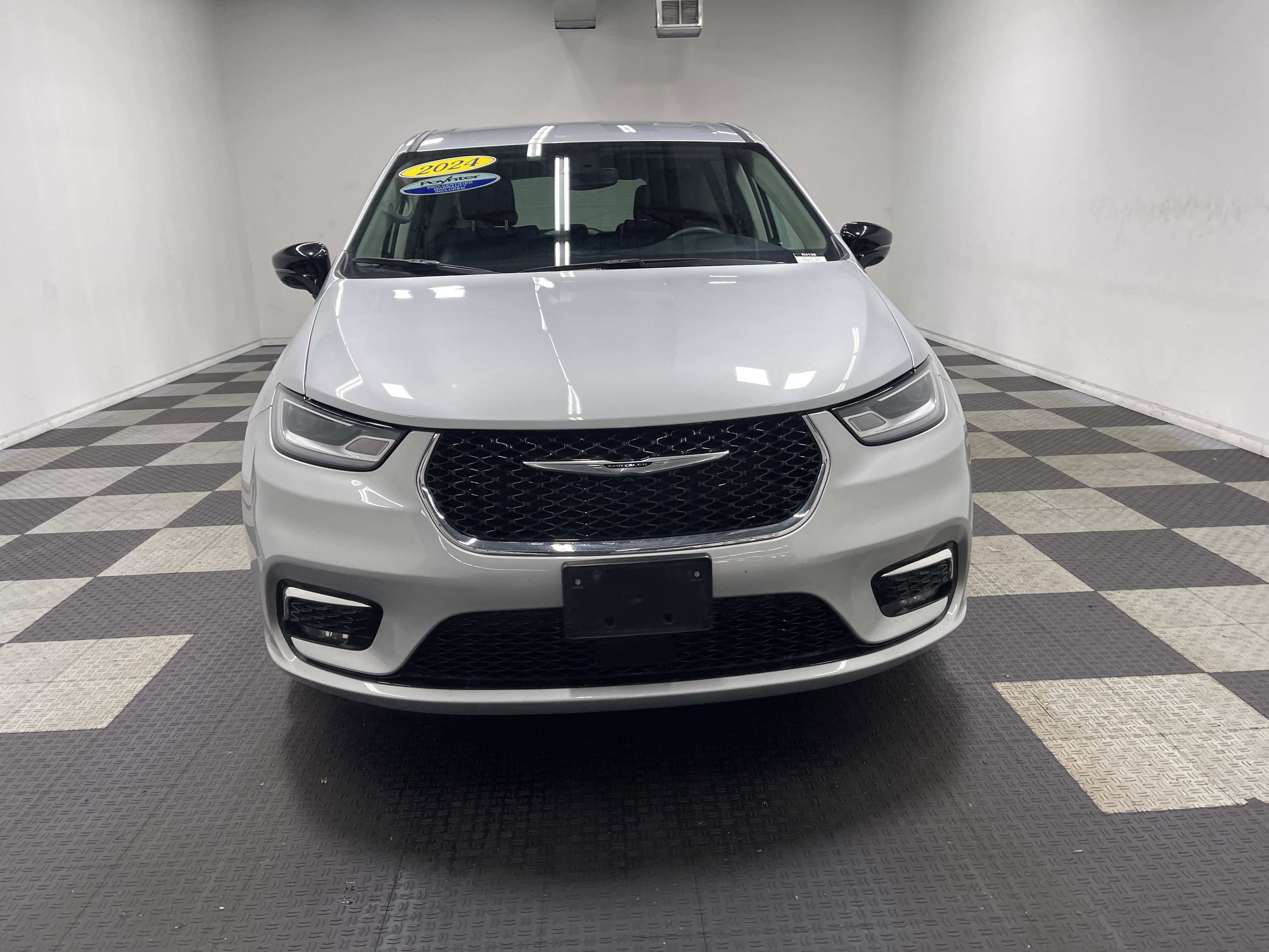 Used 2024 Chrysler Pacifica Touring-L image 7