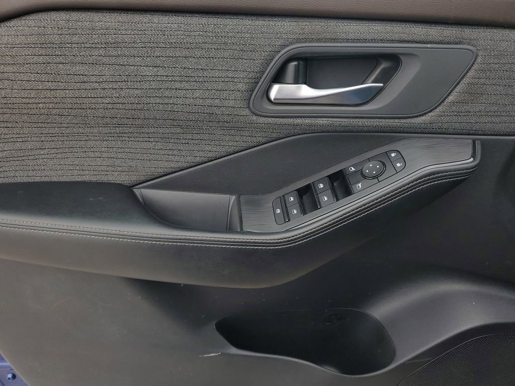 Used 2023 Nissan Rogue SV image 9