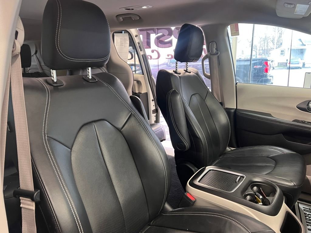 Used 2022 Chrysler Pacifica Touring-L image 35