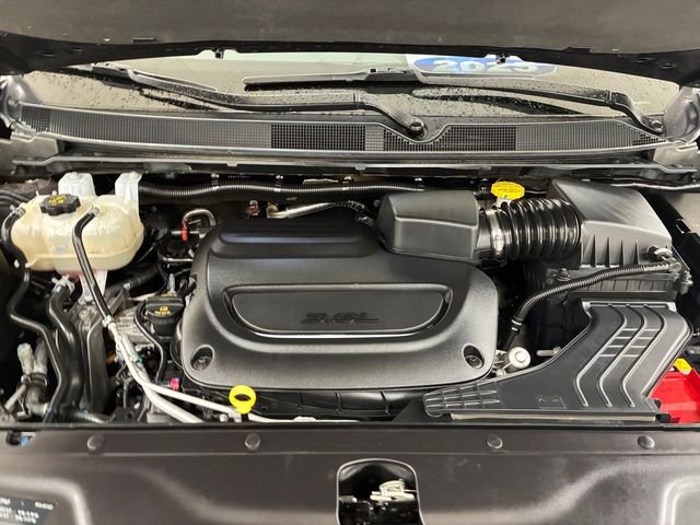 Used 2025 Chrysler Pacifica Limited image 11
