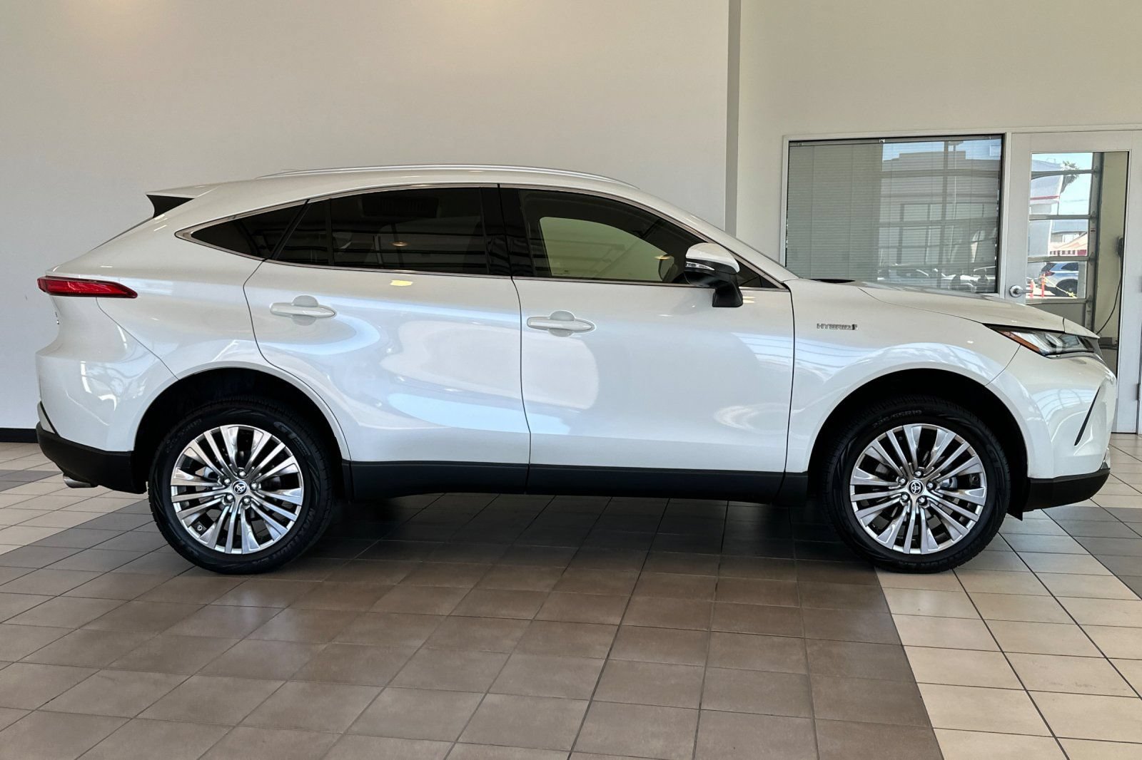 Certified 2021 Toyota Venza XLE AWD/4WD image 3