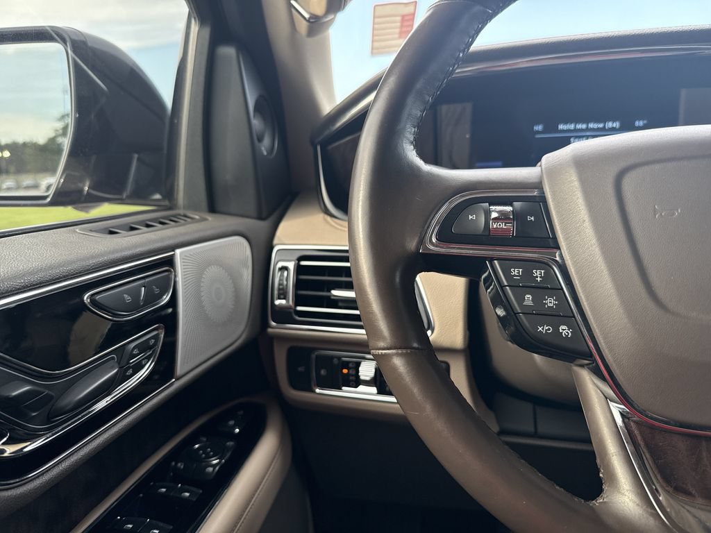 Used 2022 Lincoln Navigator Reserve AWD/4WD image 17