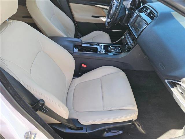 Used 2018 Jaguar XE Premium image 26