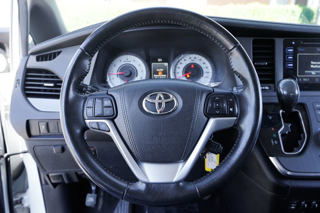 Used 2016 Toyota Sienna SE image 21
