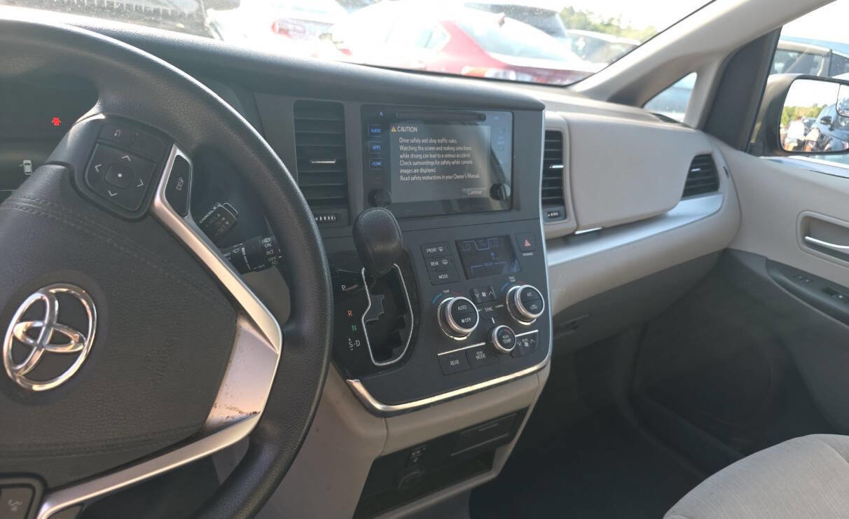 Used 2017 Toyota Sienna LE image 20
