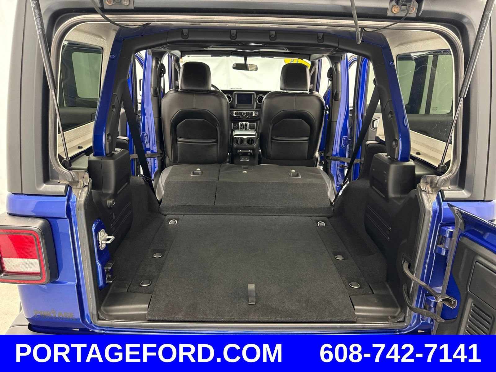 Used 2018 Jeep Wrangler Unlimited Sahara w/ Cold Weather Group AWD/4WD image 38