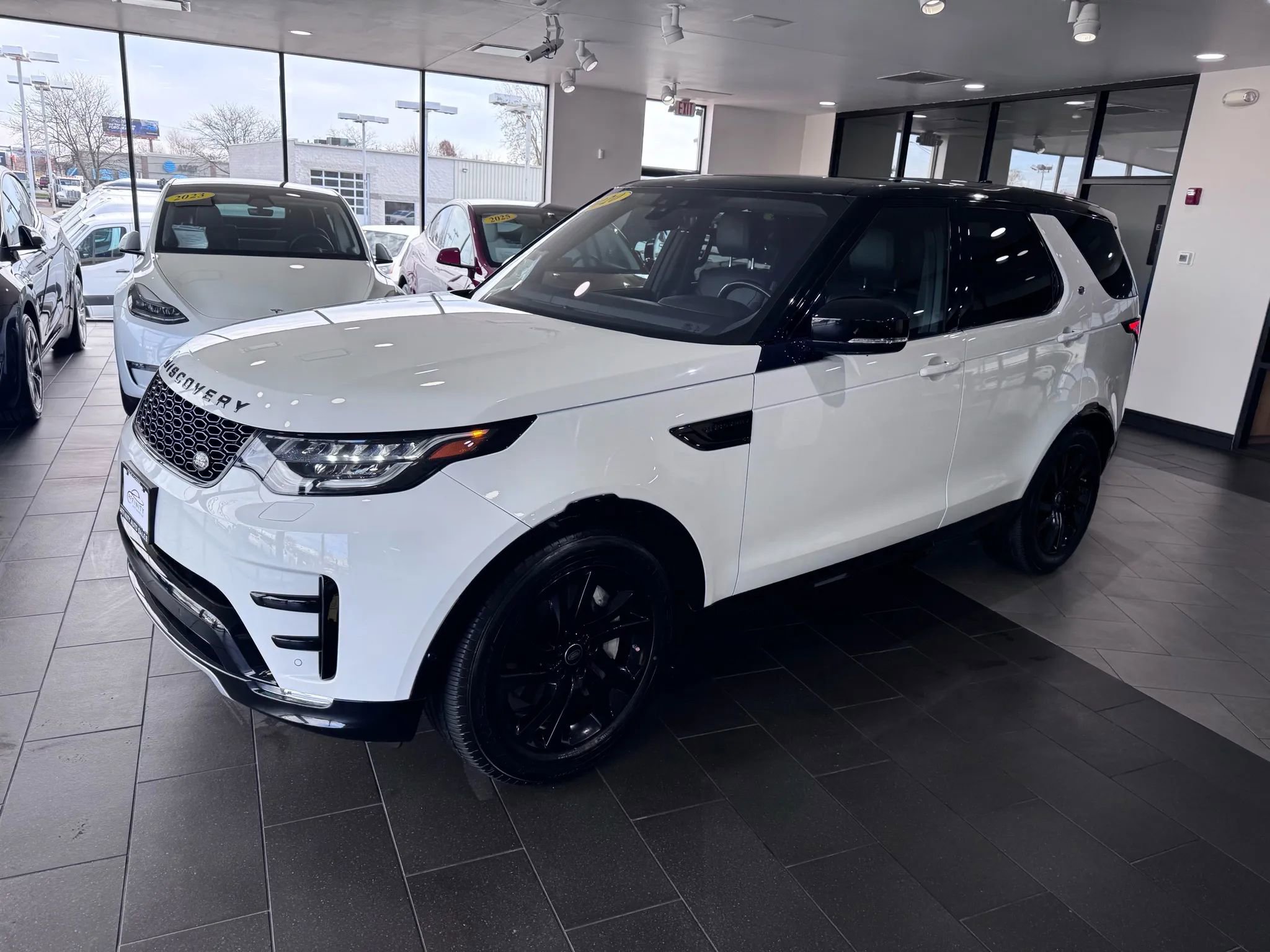 Used 2020 Land Rover Discovery Landmark AWD/4WD image 6