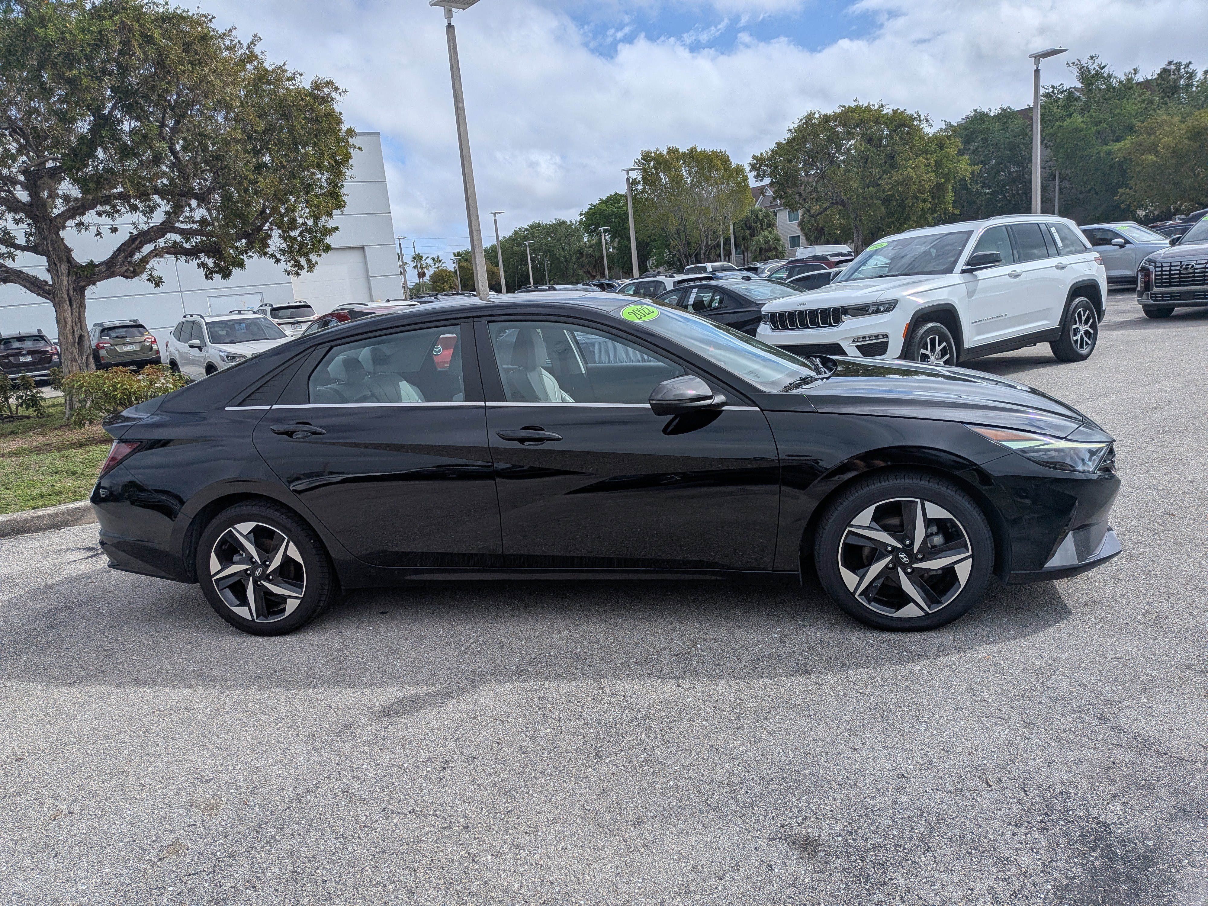 Used 2022 Hyundai Elantra Limited w/ Preferred Accessory Package image 3