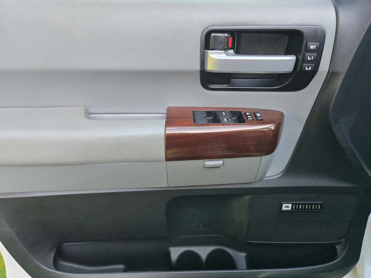 Used 2016 Toyota Sequoia Platinum image 38