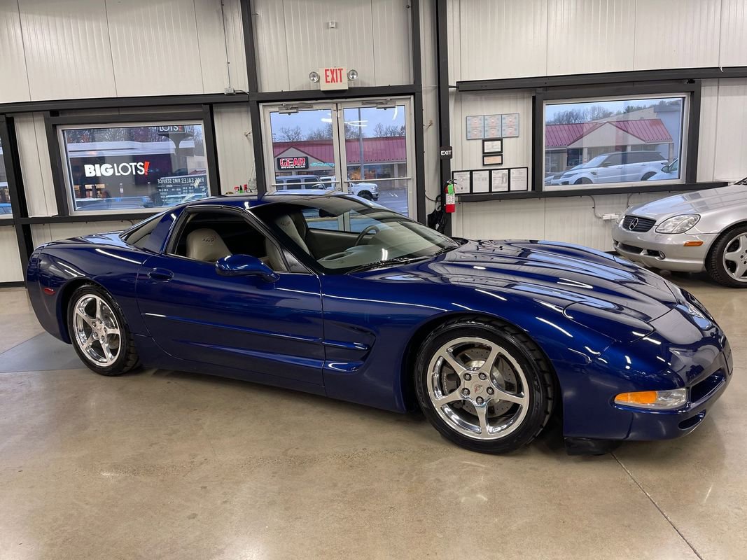 Used 2004 Chevrolet Corvette Coupe w/ Preferred Equipment Group image 19
